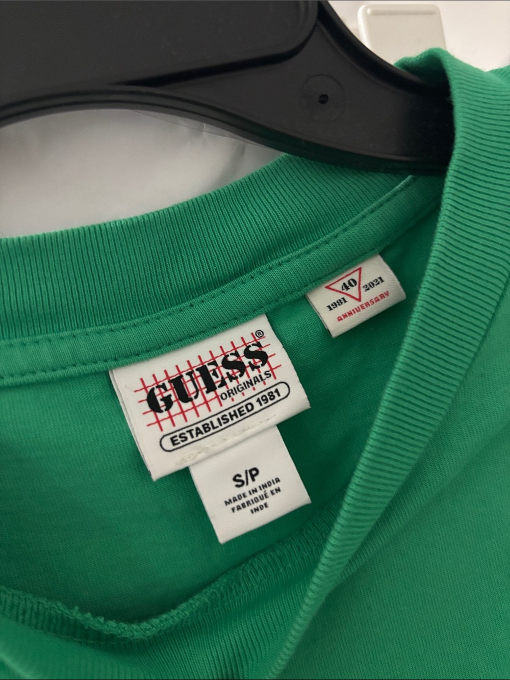 Vintage GUESS Short-Sleeve Pocket Tee in Bright Green like new - Picture 3 of 3